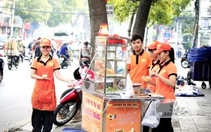 9X Khởi Nghiệp Với Xe Đẩy Bánh Mì Chả Cá 