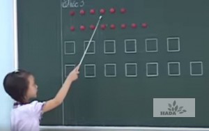 Hàng loạt clip học sinh đọc bằng hình tròn, hình vuông được chia sẻ gây 